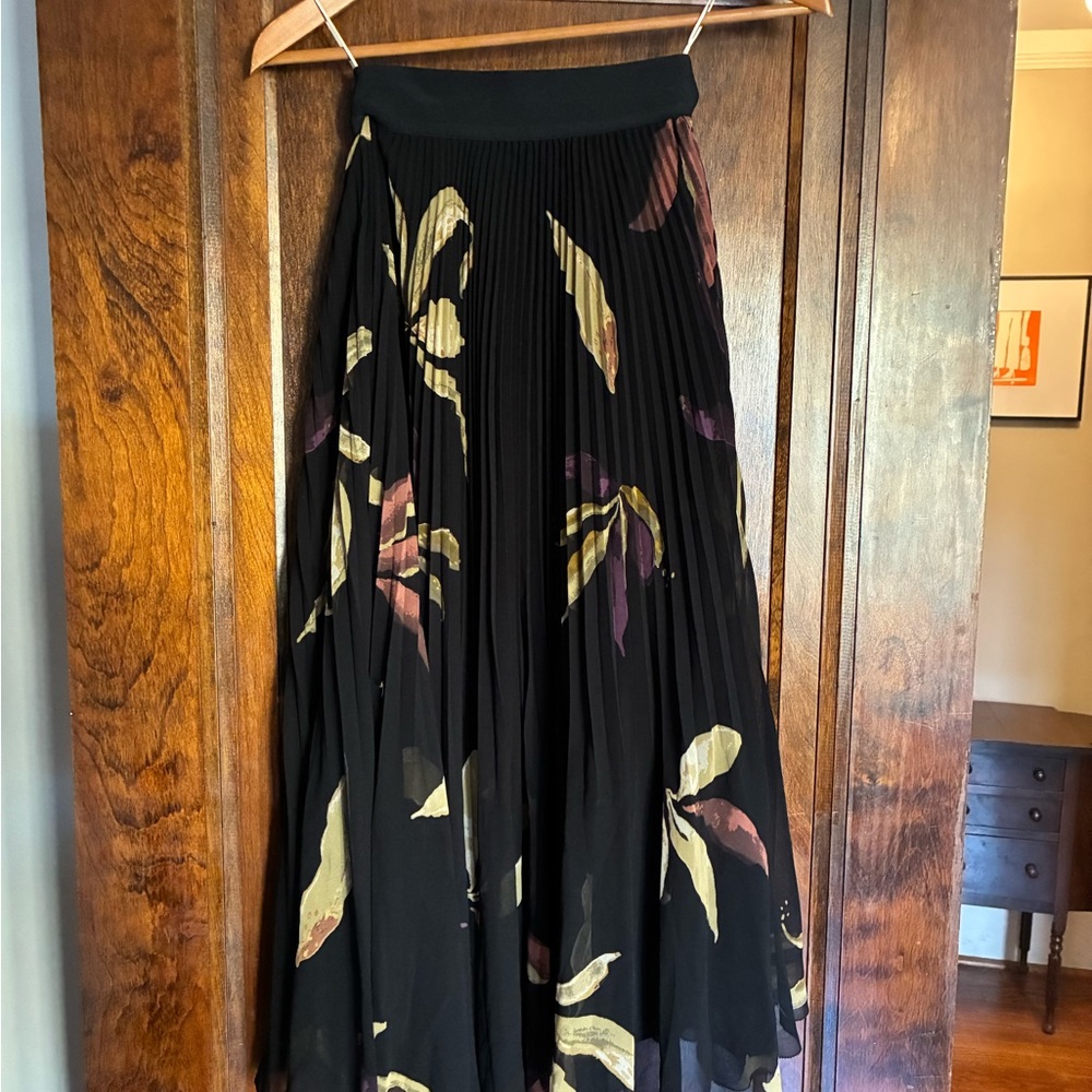 Aritzia Wilfred Black Floral Pleated Skirt